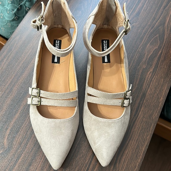 Style name Mabel taupe suede 8 1/2 shoe - Picture 1 of 4